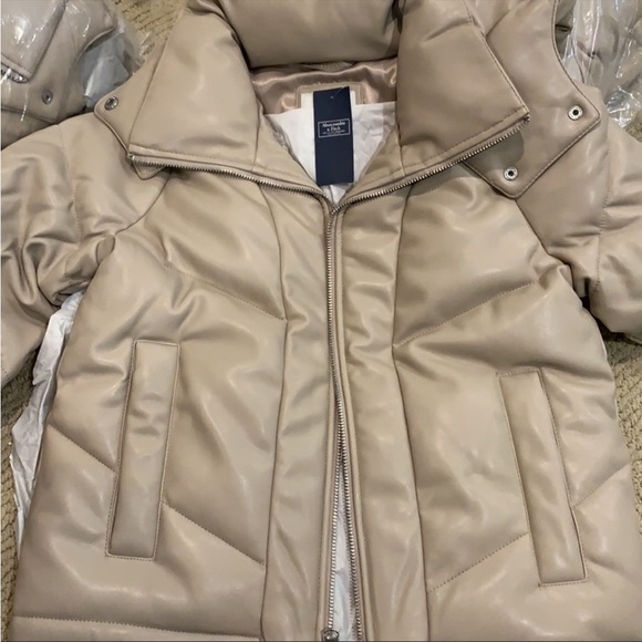 NWT Abercrombie & Fitch Vegan Leather Crop Puffer Jacket Beige M - Picture 12 of 12